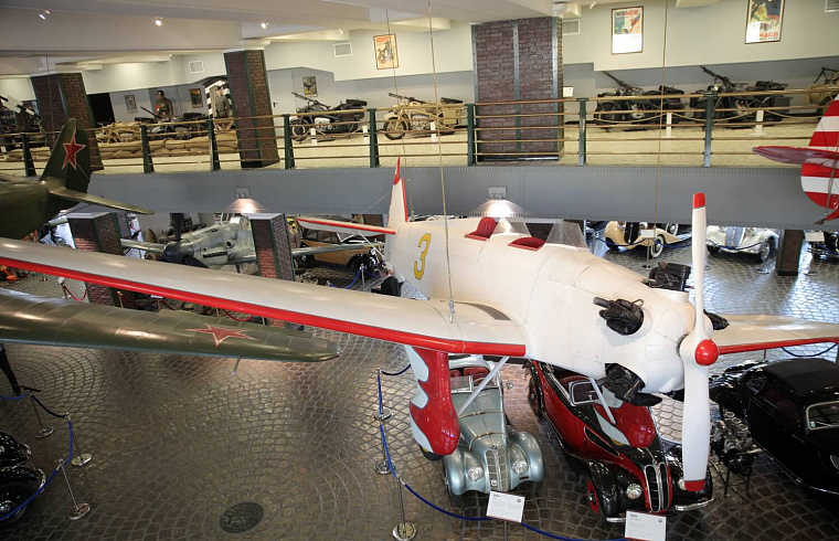 Учебный самолет УТ-2 в Музее техники Вадима Задорожного