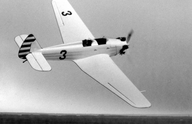 Учебный самолет УТ-2